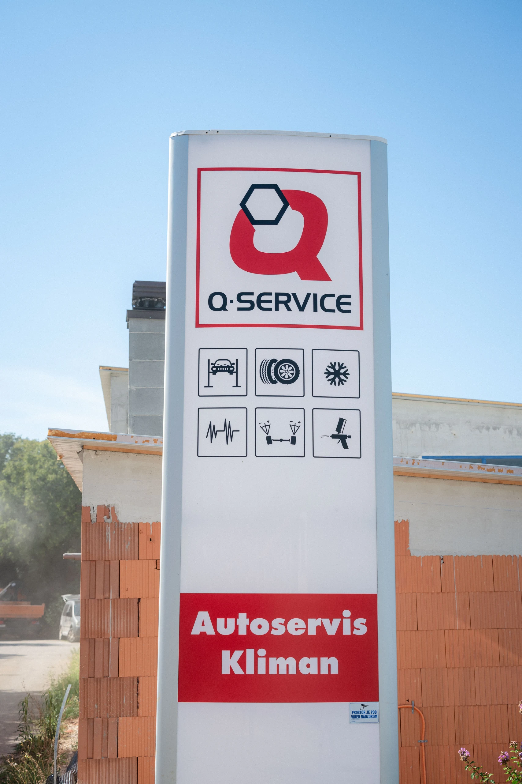 Q SERVICE znak
